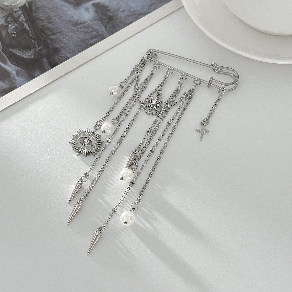 模造真珠ブローチエレガントなリベットブローチ悪魔の目ブローチ - Formal Wear Jewelry For Women のレビューと価格